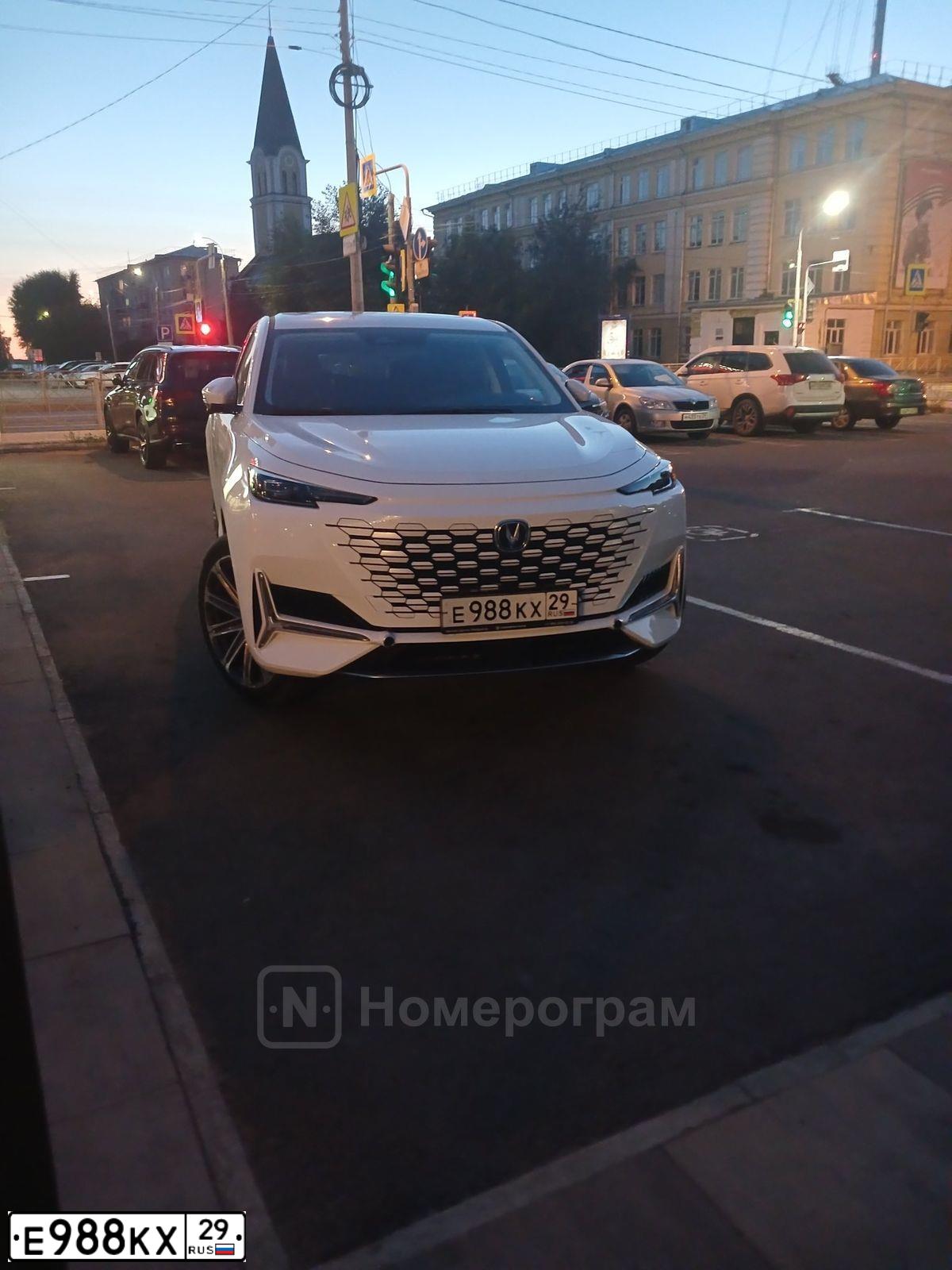 Фото автомобиля HYUNDAI GETZ, 2008 — госномер Е988КХ29. Цвет: БЕЖЕВЫЙ