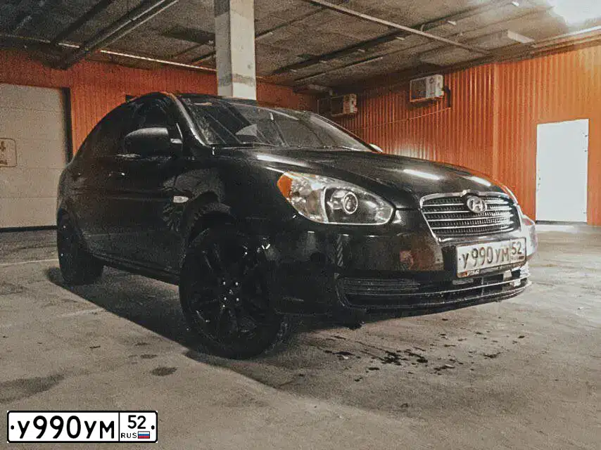 Фото автомобиля HYUNDAI VERNA, 2008 — госномер У990УМ52. Цвет: ЧЕРНЫЙ