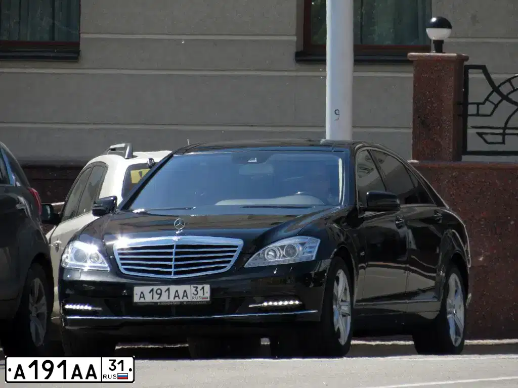 Фото автомобиля MERCEDES-BENZ S500, 2011 — госномер У590КУ31. Цвет: ЧЕРНЫЙ