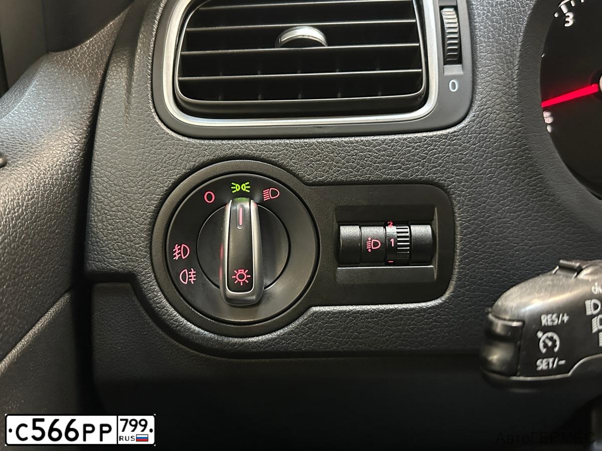 Фото автомобиля VOLKSWAGEN POLO, 2015 — госномер С566РР799. Цвет: Коричневый