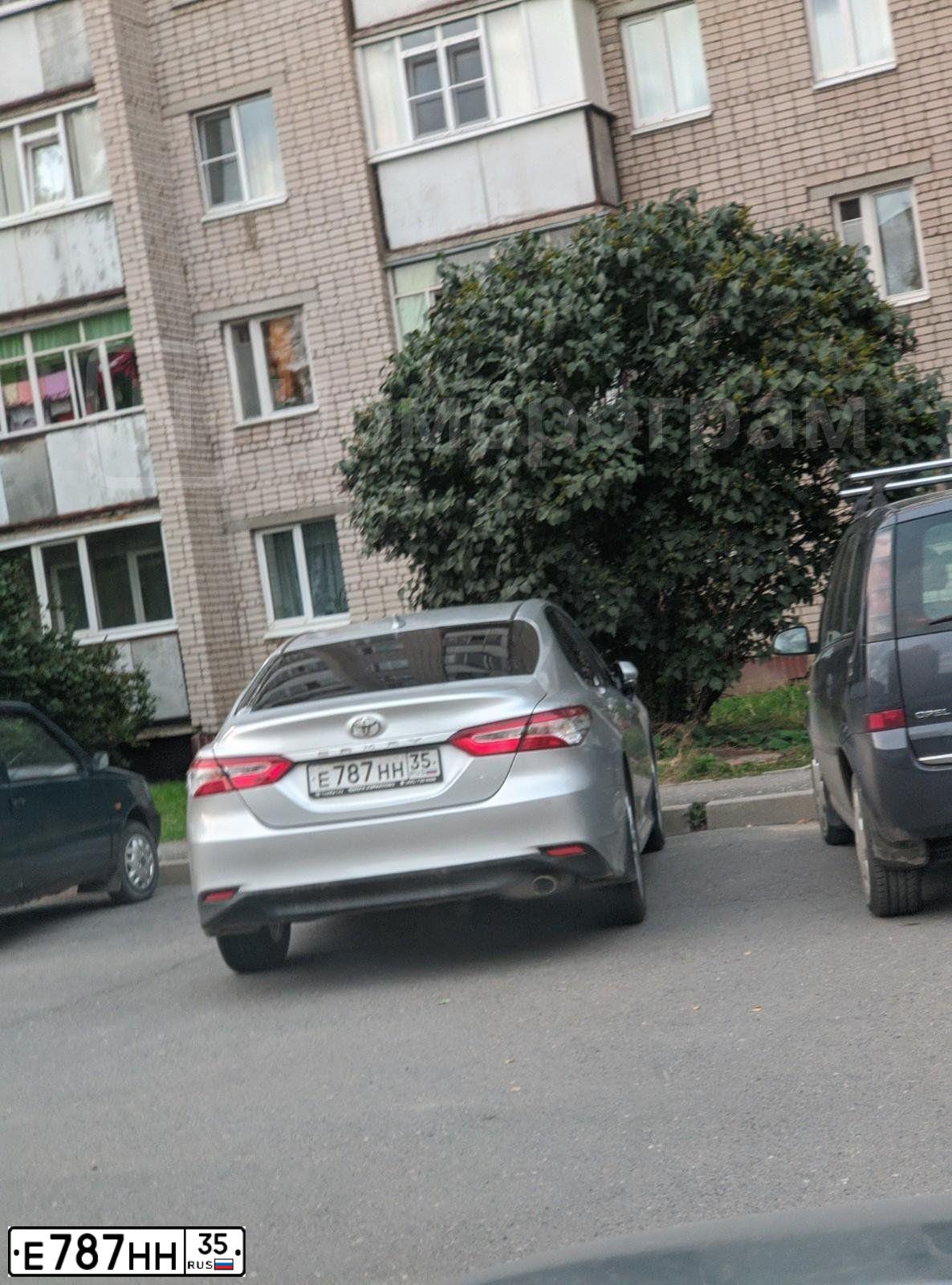 Фото автомобиля TOYOTA CAMRY, 2021 — госномер Е787НН35. Цвет: СЕРЫЙ