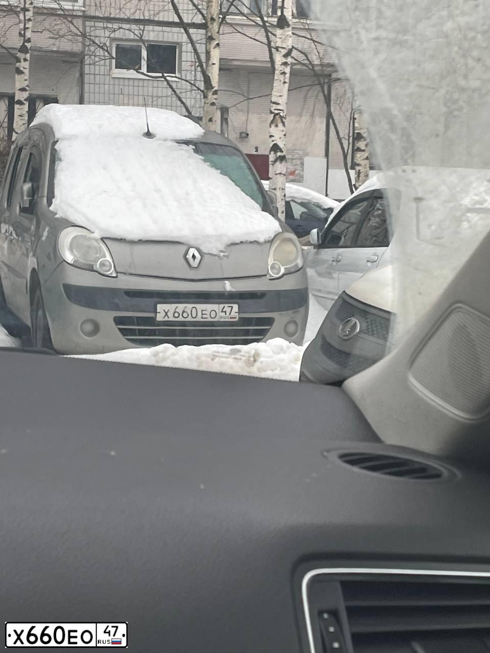 Фото автомобиля RENAULT KANGOO, 2011 — госномер Х660ЕО47. Цвет: СЕРО-БЕЖЕВЫЙ