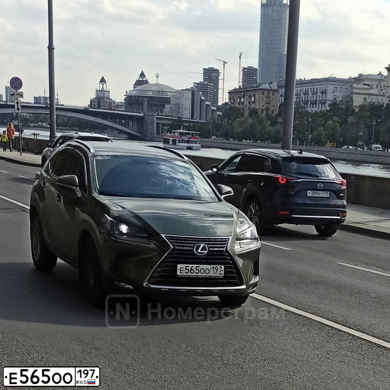 Фото автомобиля LEXUS CT, 2011 — госномер Е565ОО197. Цвет: ПЕРЛАМУТРОВО-БЕЛЫЙ