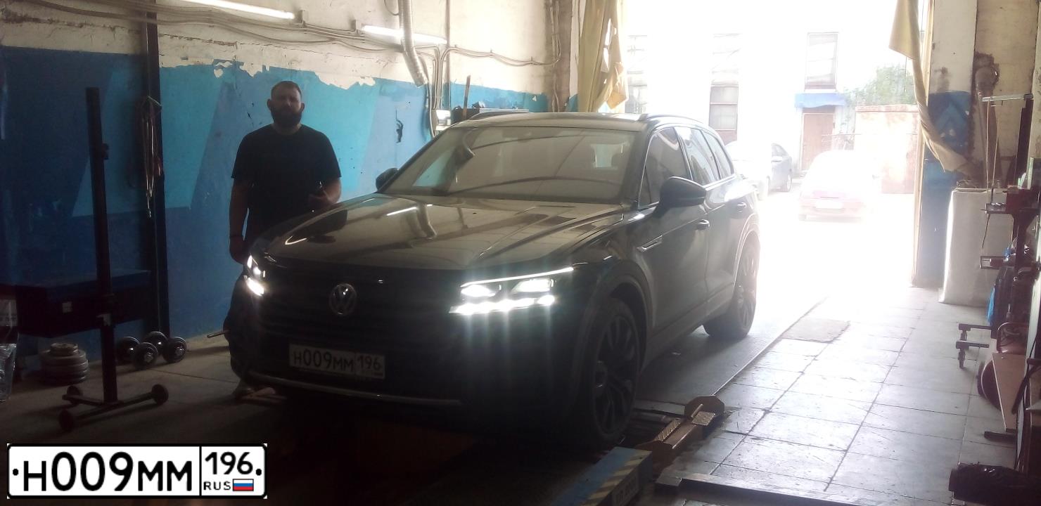 Фото автомобиля VOLKSWAGEN TOUAREG, 2020 — госномер Х108АР196. Цвет: ЧЕРНЫЙ