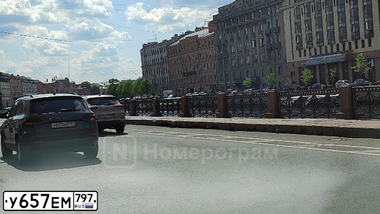 Фото автомобиля SKODA KAROQ, 2021 — госномер Т679РР196. Цвет: СЕРЫЙ