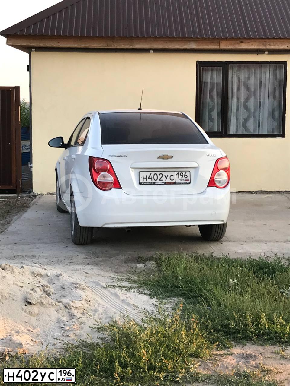Фото автомобиля CHEVROLET AVEO, 2015 — госномер Н402УС196. Цвет: Белый