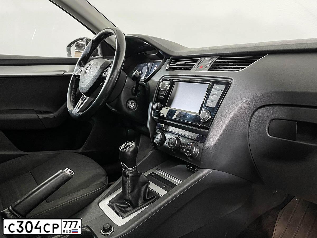 Фото автомобиля SKODA OCTAVIA, 2016 — госномер С304СР777. Цвет: Коричневый