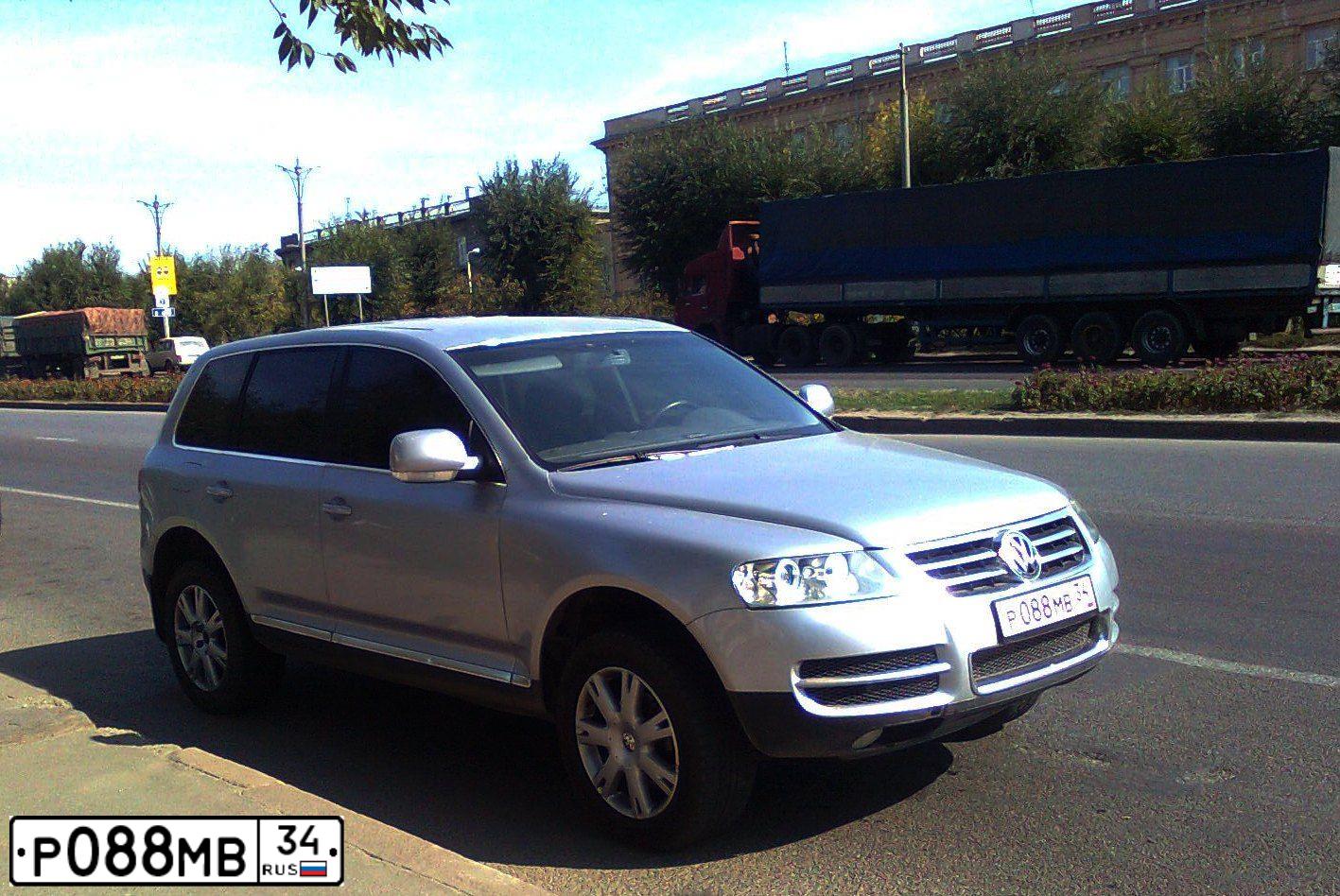 Фото автомобиля VOLKSWAGEN TOUAREG, 2005 — госномер С357ВР40. Цвет: Серебристый
