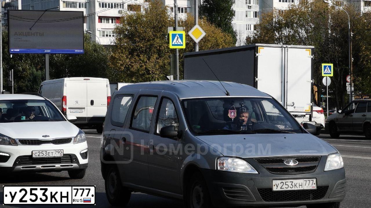 Фото автомобиля SKODA OCTAVIA, 2014 — госномер У523КН777. Цвет: Коричневый