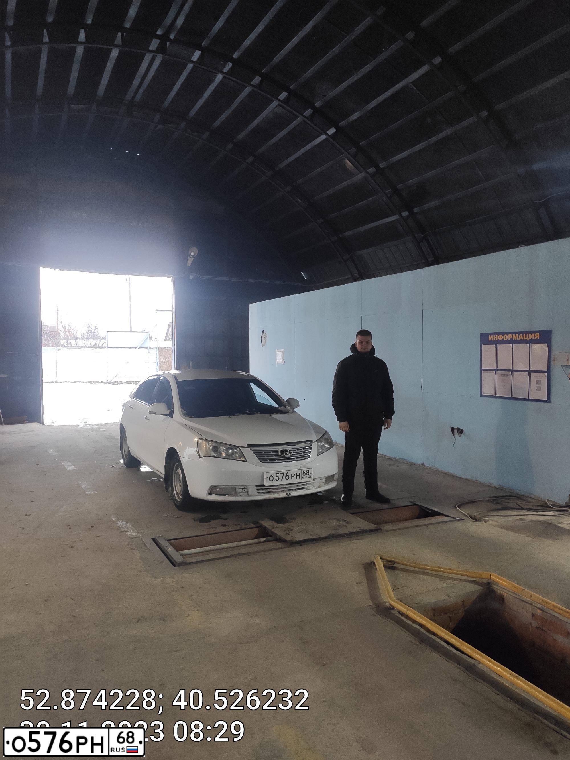 Фото автомобиля GEELY EMGRAND, 2013 — госномер М523АТ48. Цвет: Белый