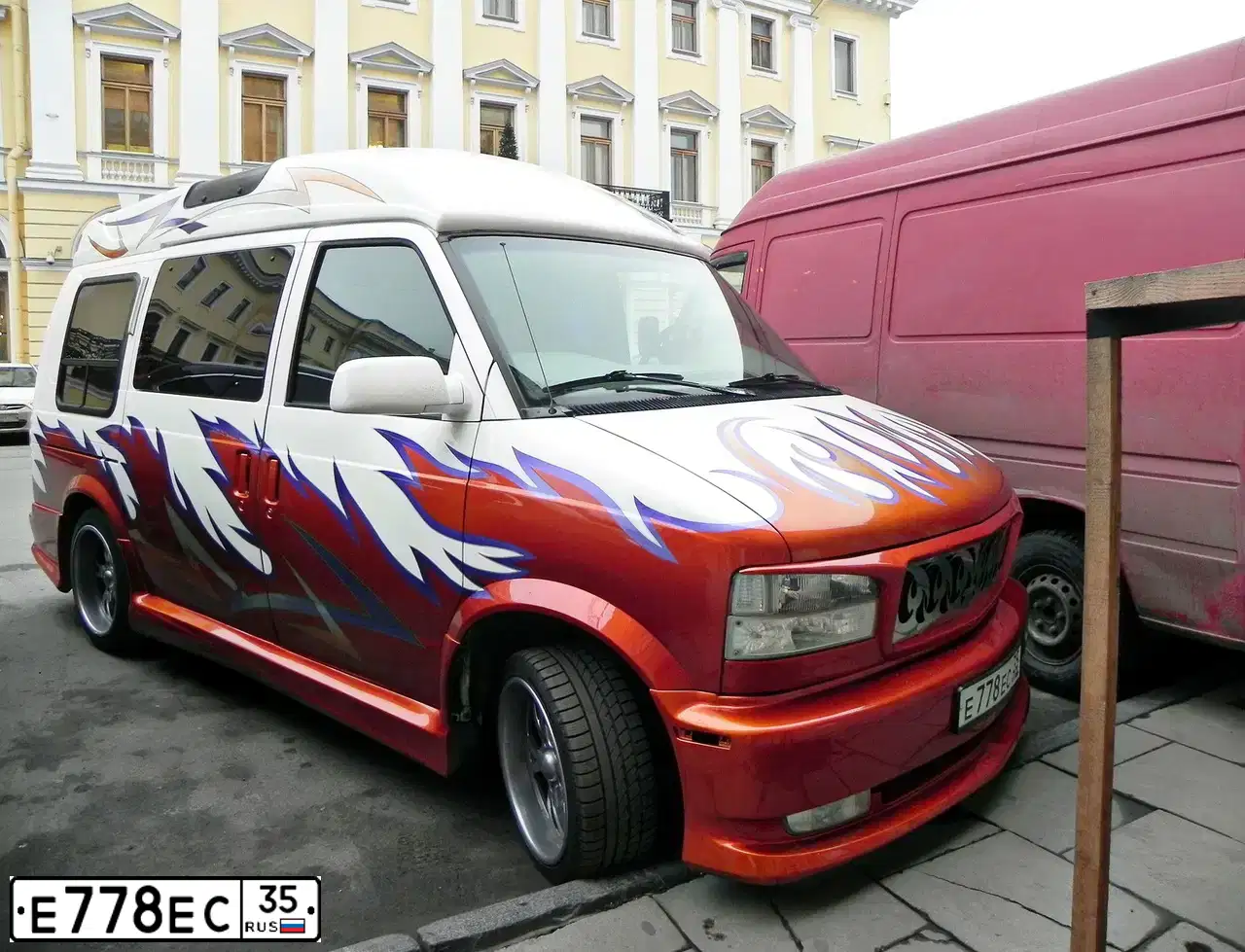 Фото автомобиля CHEVROLET БЕЗ МОДЕЛИ, 1997 — госномер Н358УМ198. Цвет: Бело-красный