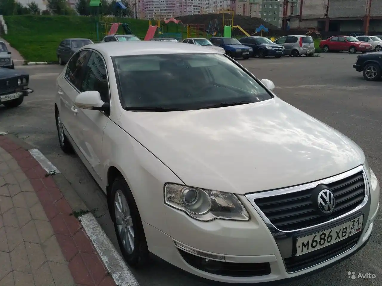 Фото автомобиля VOLKSWAGEN PASSAT, 2009 — госномер О141МА46. Цвет: Белый