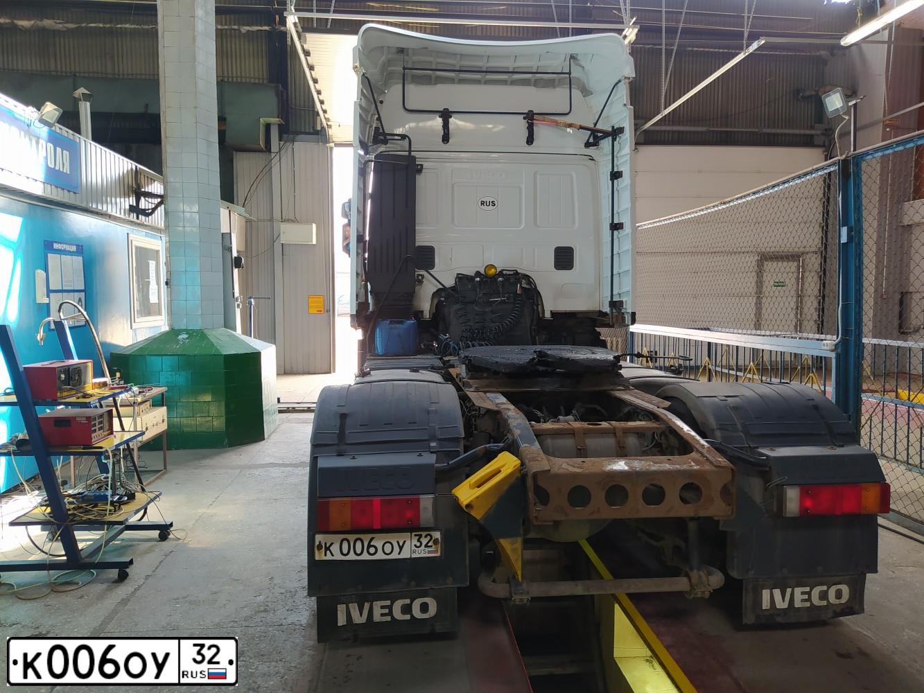 Фото автомобиля IVECO STRALIS, 2011 — госномер К006ОУ32. Цвет: Белый
