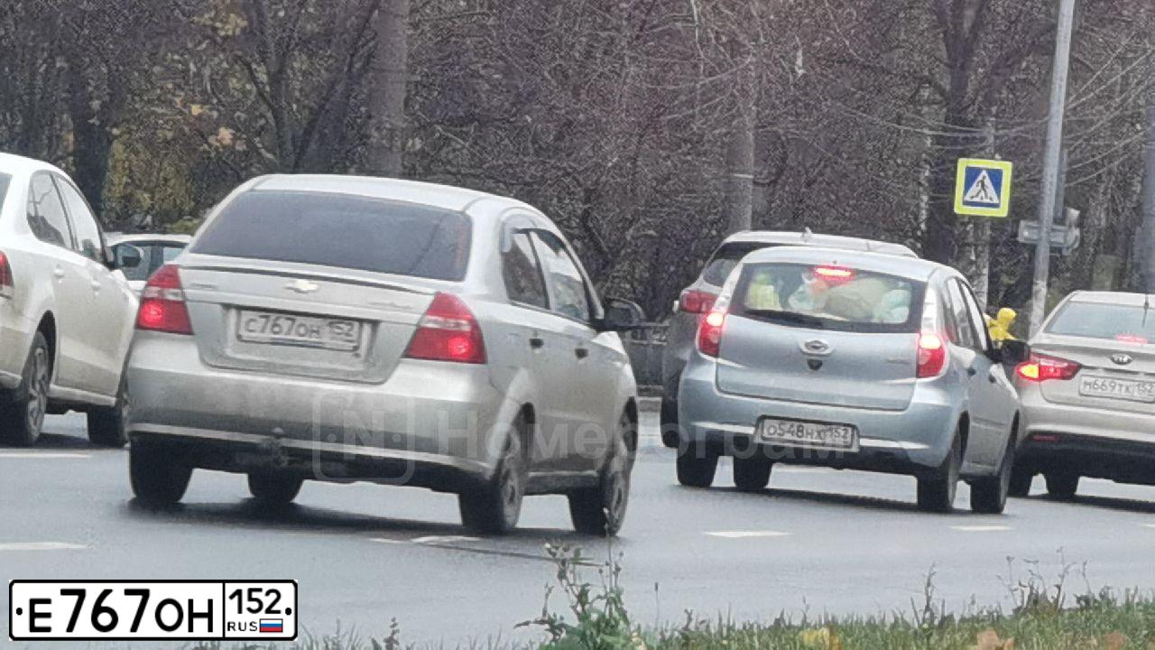 Фото автомобиля KIA RIO, 2011 — госномер Е984ХМ124. Цвет: СЕРЫЙ