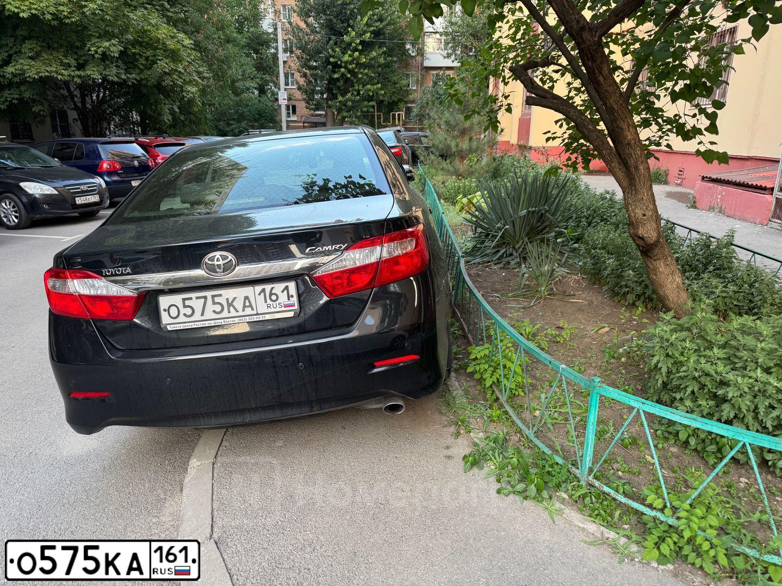 Фото автомобиля TOYOTA CAMRY, 2014 — госномер О575КА161. Цвет: ЧЕРНЫЙ МЕТАЛЛИК