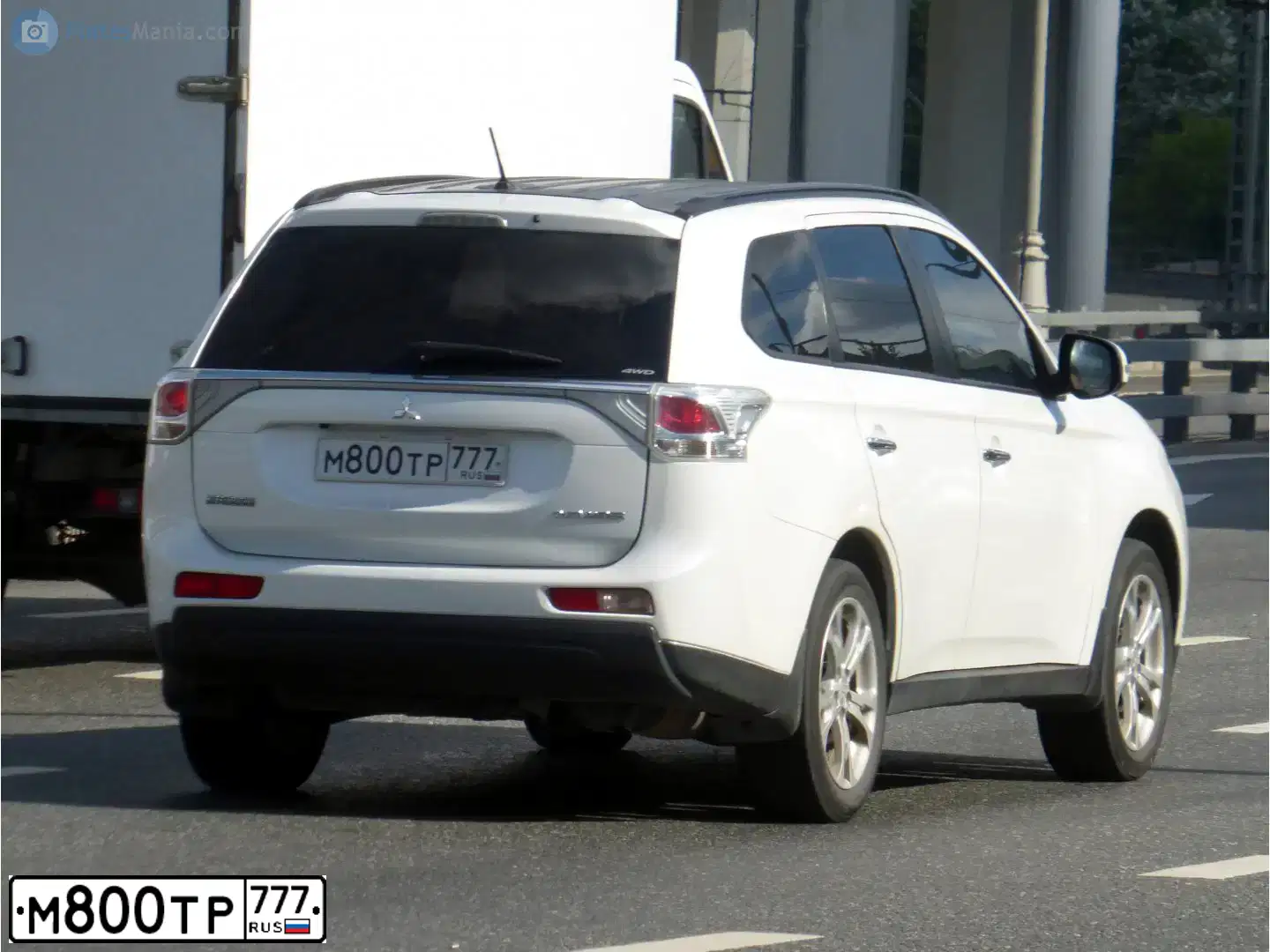 Фото автомобиля MITSUBISHI OUTLANDER, 2014 — госномер М800ТР777. Цвет: Белый