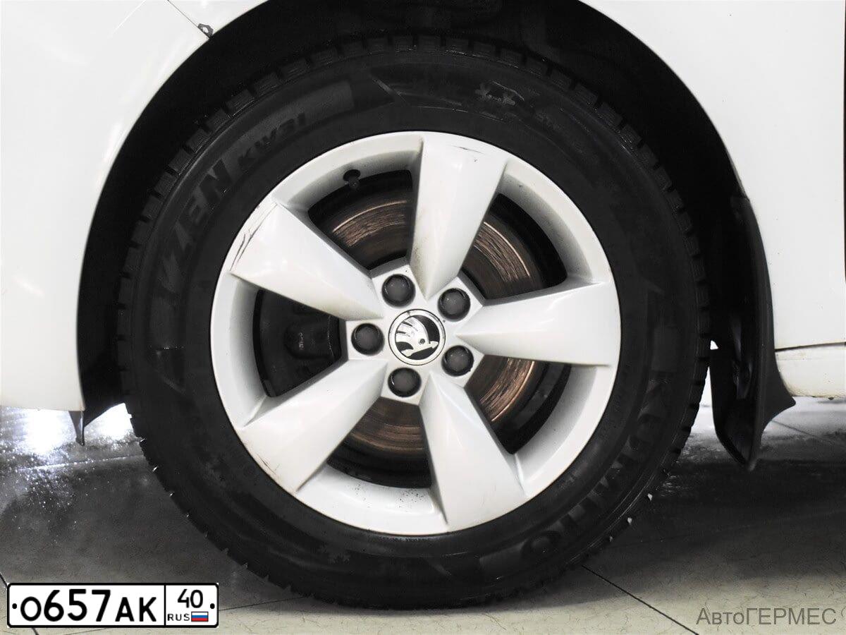 Фото автомобиля SKODA RAPID, 2014 — госномер О657АК40. Цвет: Белый