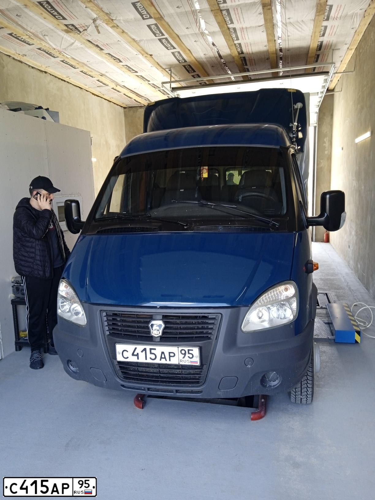 Фото автомобиля GAZ 3302 GAZEL, 2007 — госномер М002КР30. Цвет: БАЛТИКА (СИНИЙ)