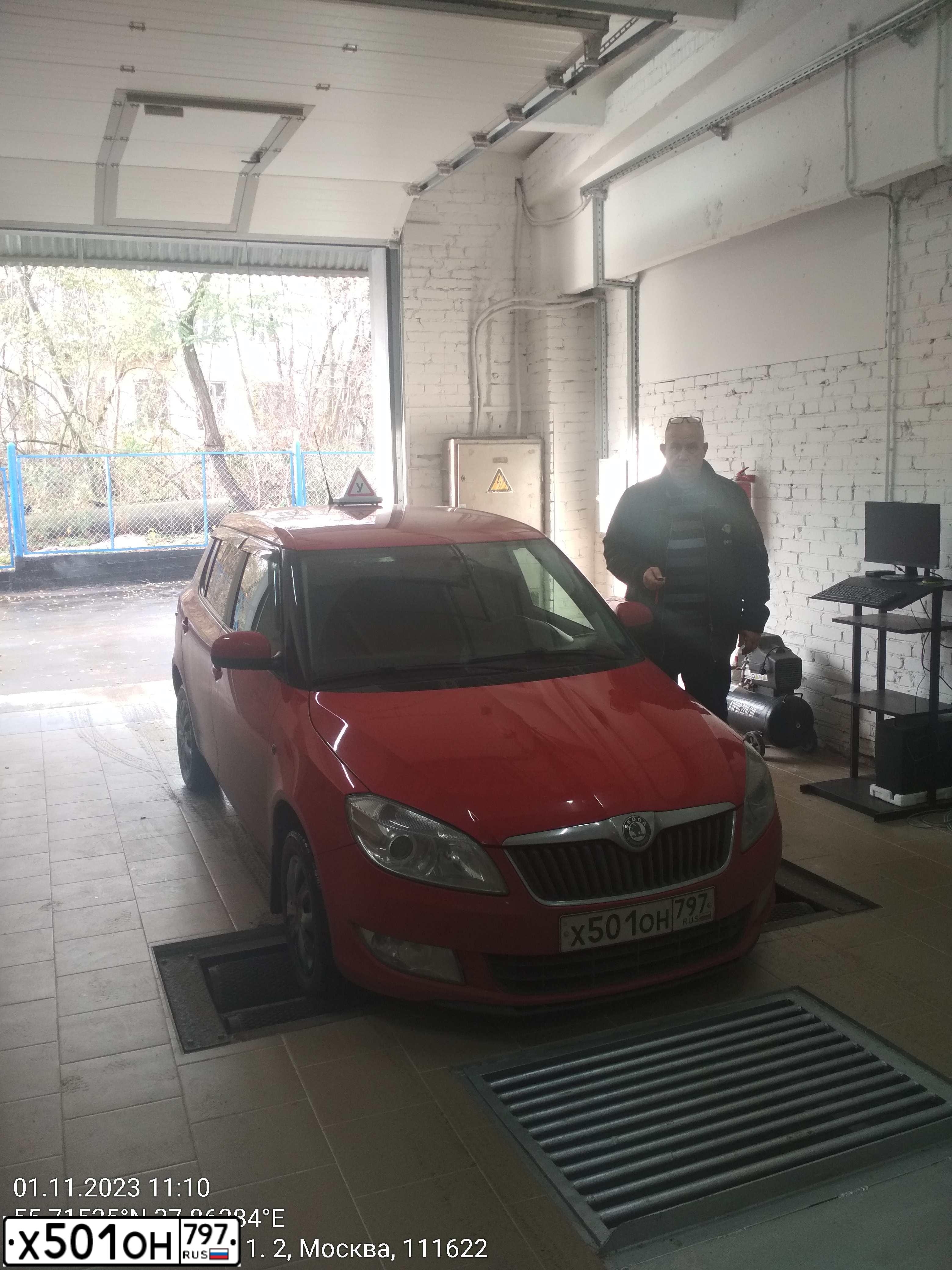 Фото автомобиля SKODA FABIA, 2012 — госномер Х501ОН797. Цвет: Красный