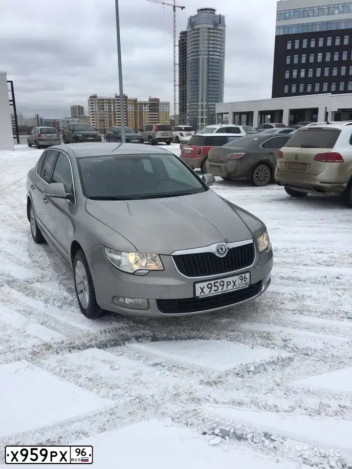 Фото автомобиля SKODA SUPERB, 2012 — госномер Х959РХ96. Цвет: СЕРЫЙ