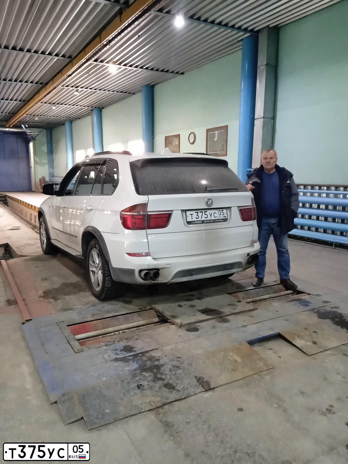Фото автомобиля BMW X5, 2012 — госномер Р767СР05. Цвет: Белый