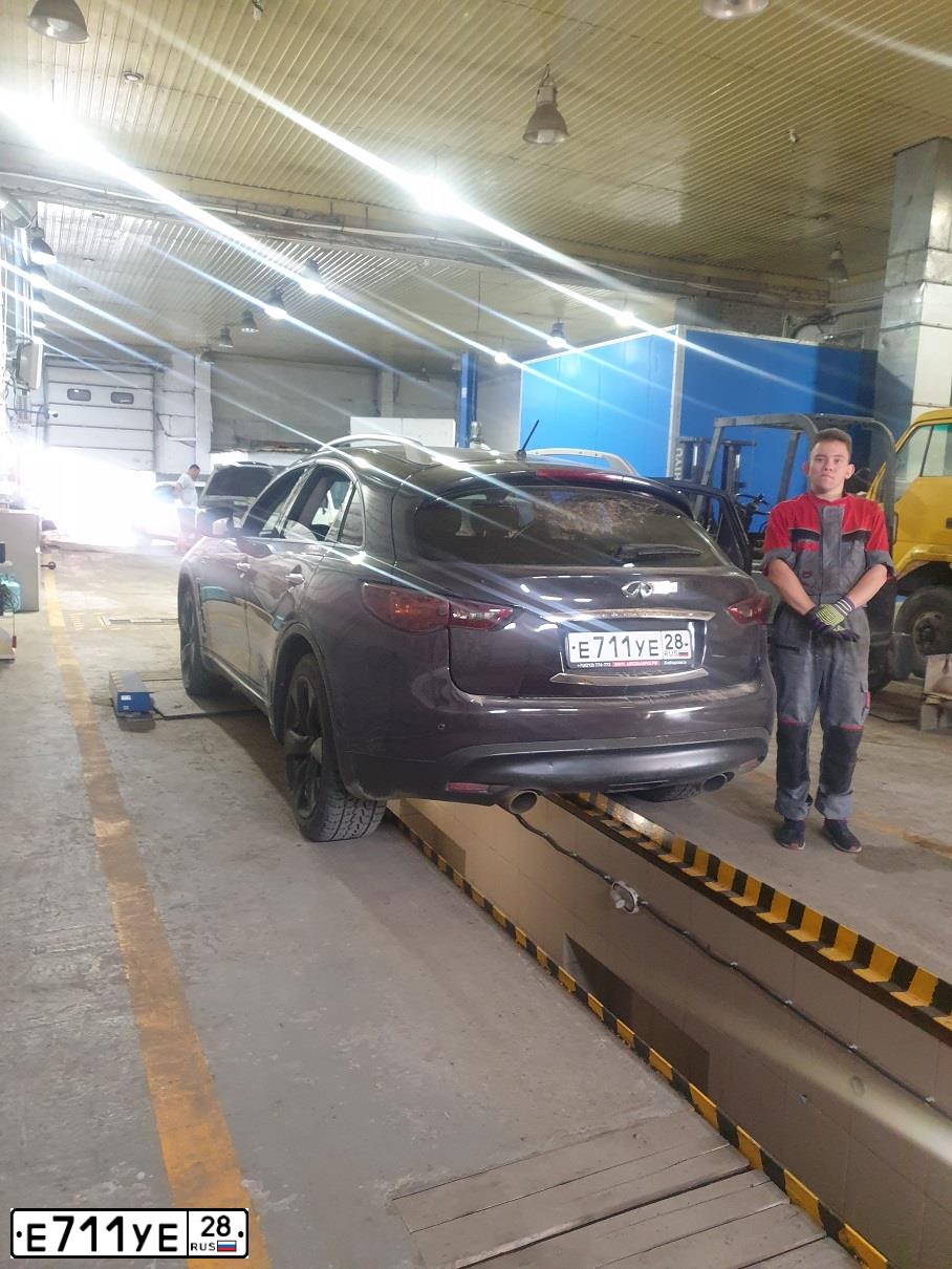 Фото автомобиля INFINITI QX70 /FX/, 2011 — госномер Е711УЕ28. Цвет: Коричневый