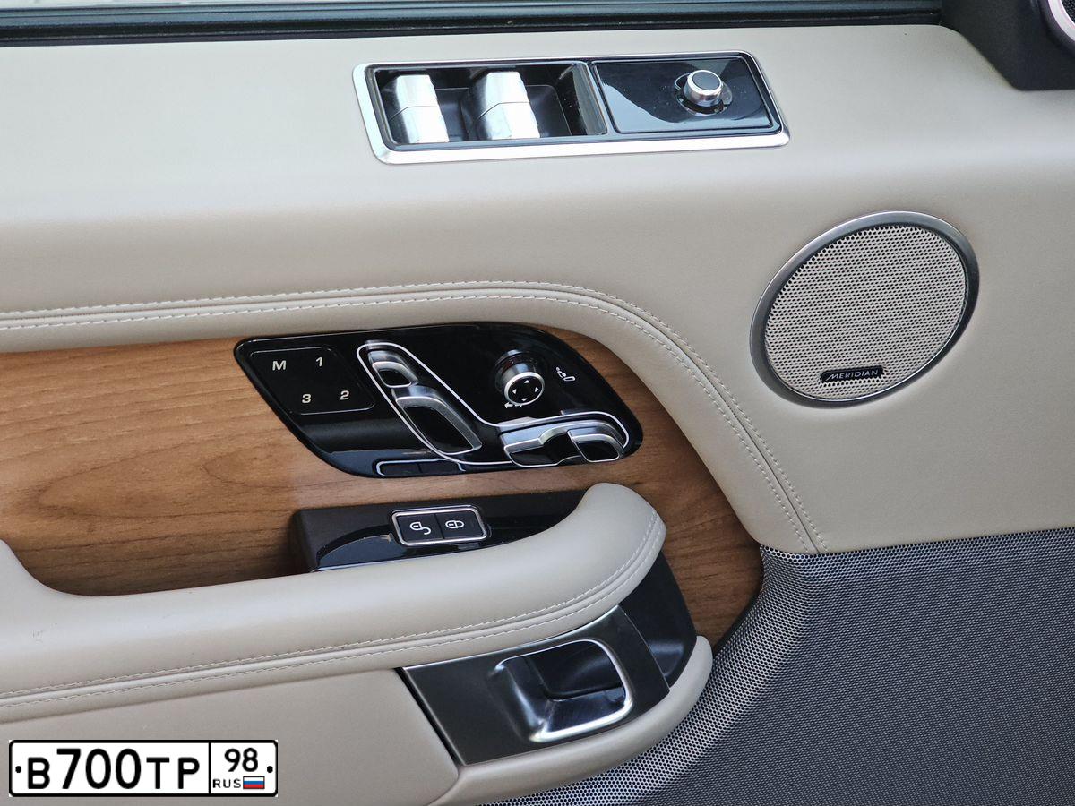 Фото автомобиля TOYOTA LANDCRUISER 200, 2013 — госномер А576КЕ198. Цвет: ЧЕРНЫЙ