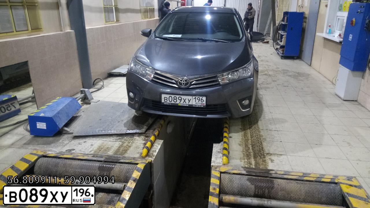 Фото автомобиля TOYOTA COROLLA, 2015 — госномер Р221КЕ196. Цвет: СЕРЫЙ