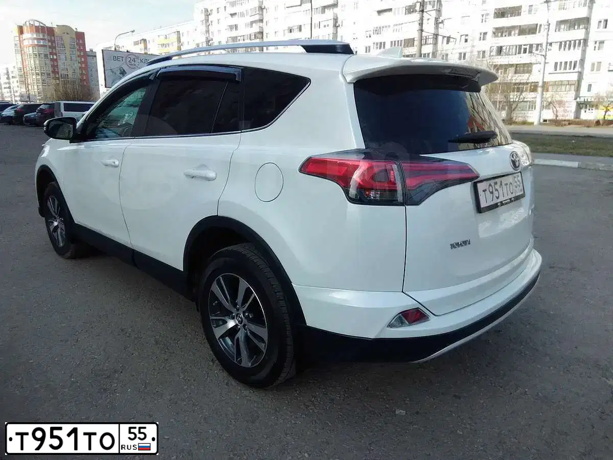 Фото автомобиля TOYOTA RAV4, 2016 — госномер Т457УМ55. Цвет: БЕЛЫЙ