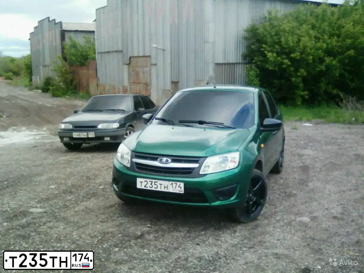 Фото автомобиля LADA 2190 GRANTA, 2016 — госномер Т235ТН174. Цвет: СЕРЕБРИСТО- ЗЕЛЕНЫЙ