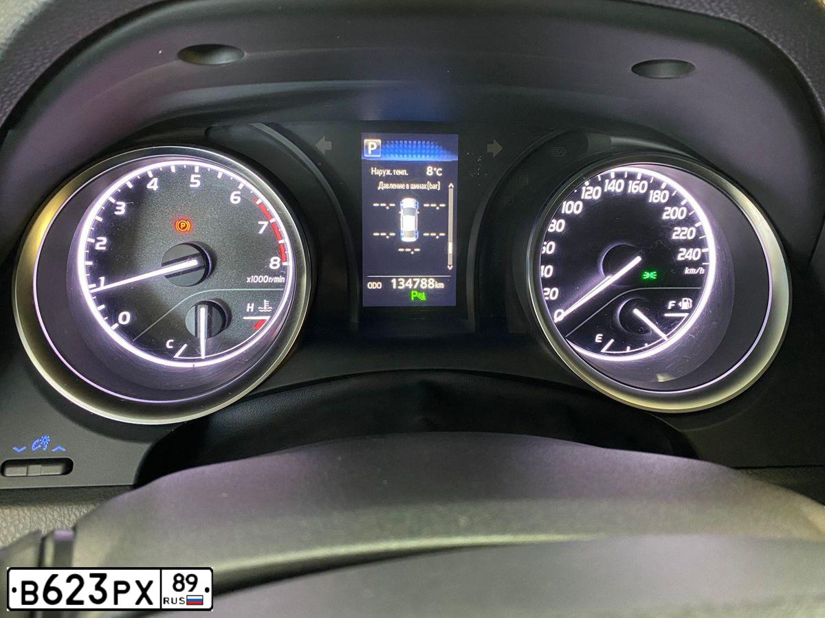 Фото автомобиля TOYOTA CAMRY, 2019 — госномер Е555КХ55. Цвет: ЧЕРНЫЙ