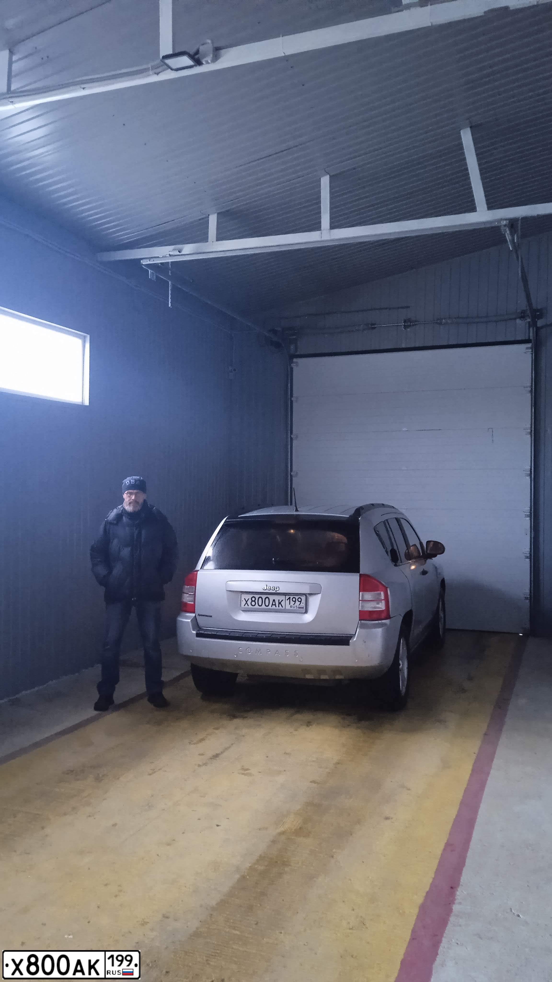 Фото автомобиля JEEP COMPASS, 2006 — госномер Х800АК199. Цвет: СЕРЕБРИСТЫЙ