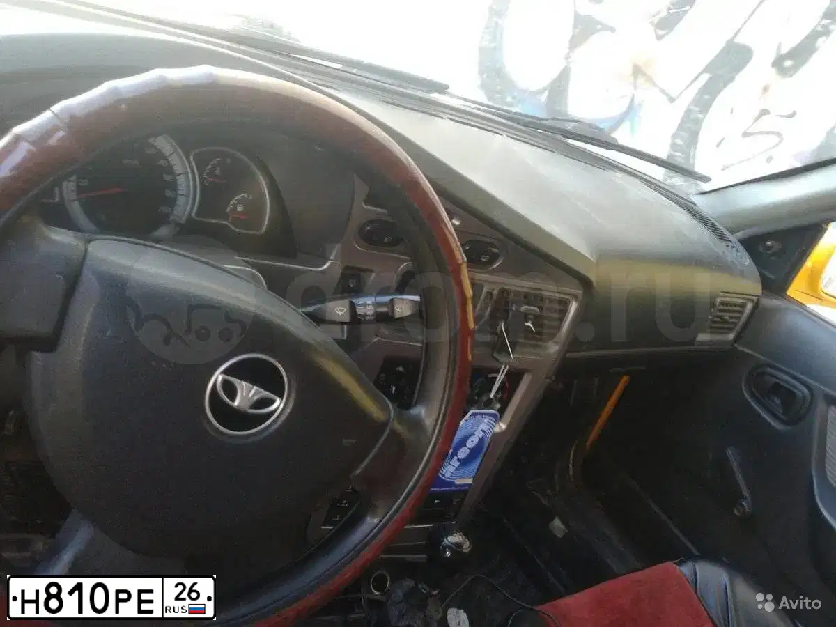 Фото автомобиля DAEWOO NEXIA, 2011 — госномер Н810РЕ26. Цвет: ЖЕЛТЫЙ