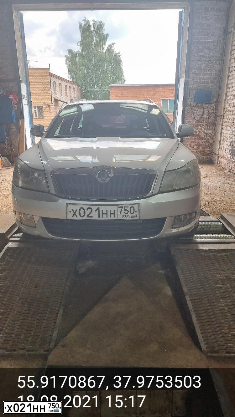 Фото автомобиля SKODA OCTAVIA, 2011 — госномер Х021НН750. Цвет: Серебристый