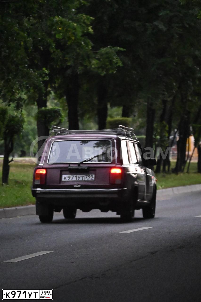 Фото автомобиля LADA 2104, 2003 — госномер Н981АЕ31. Цвет: ТЕМНО-БОРДОВЫЙ