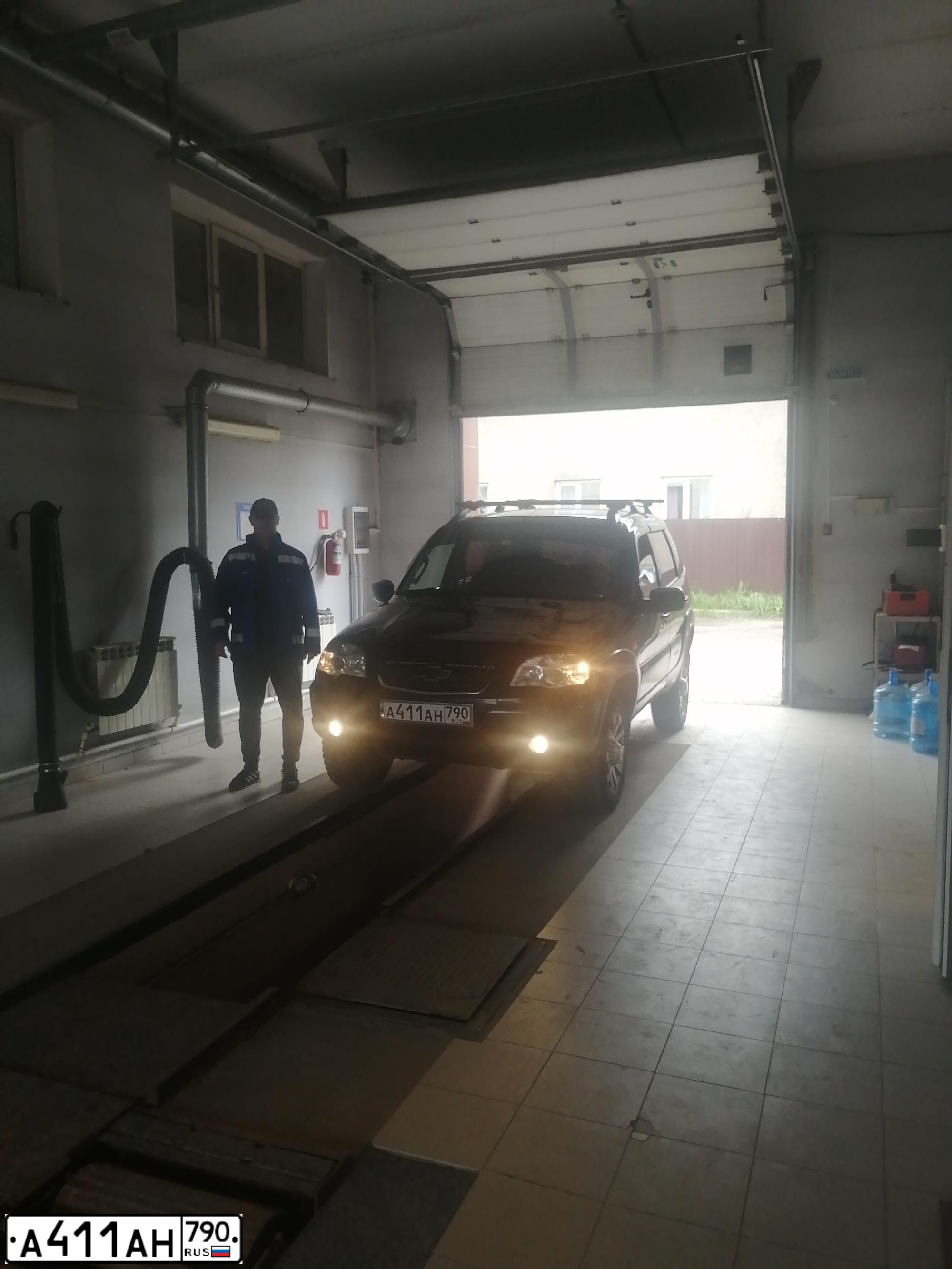 Фото автомобиля CHEVROLET NIVA, 2009 — госномер А411АН790. Цвет: СИНИЙ МЕТАЛЛИК