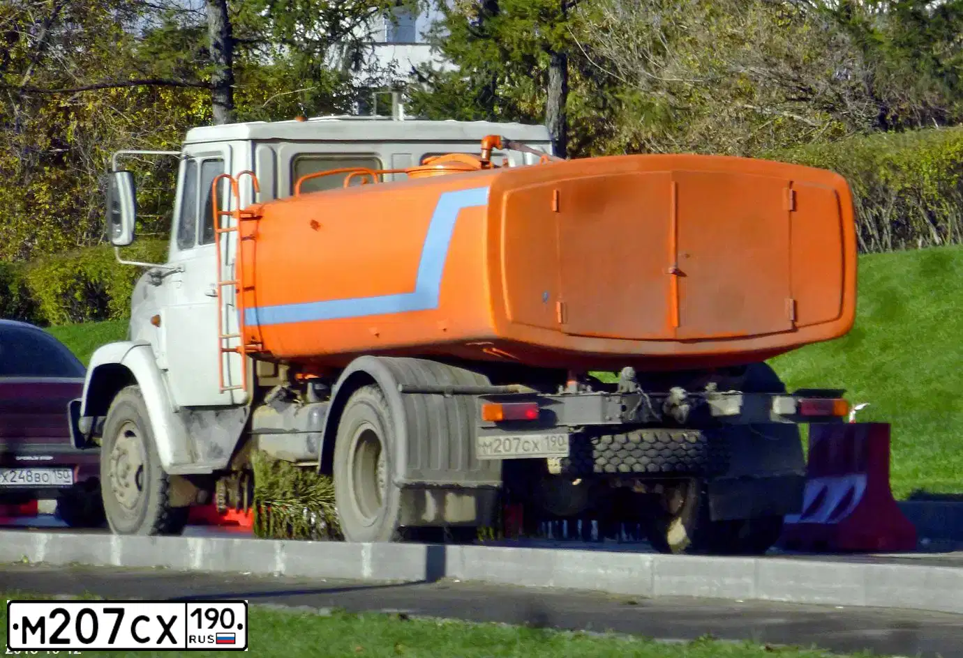 Фото автомобиля ZIL 433362 /4X2/ CHASSIS, 1994 — госномер М207СХ190. Цвет: КОМБИНИРОВАННЫЙ