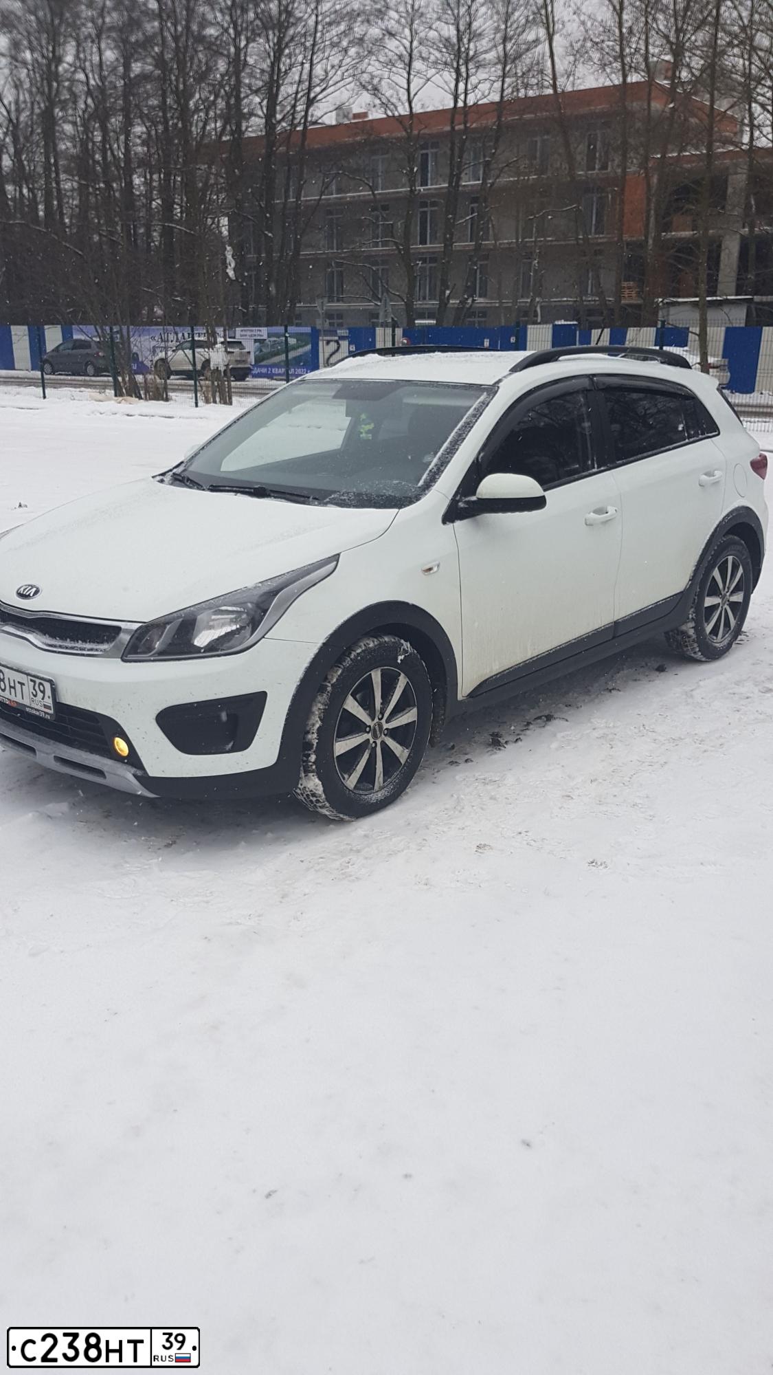 Фото автомобиля KIA RIO, 2018 — госномер Р429КА799. Цвет: Белый