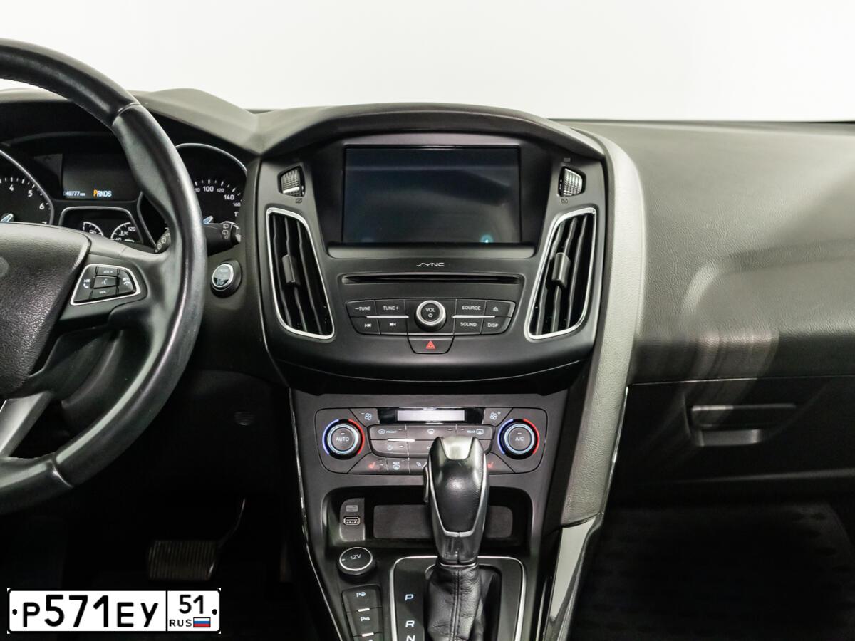 Фото автомобиля FORD FOCUS, 2017 — госномер Р571ЕУ51. Цвет: СЕРО-КОРИЧНЕВЫЙ