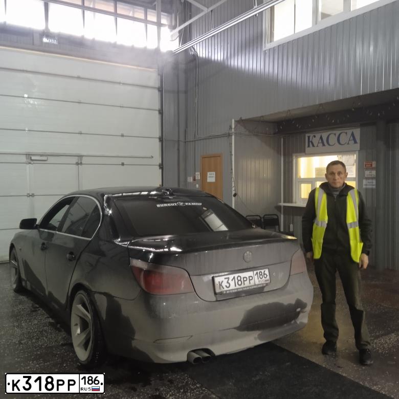 Фото автомобиля BMW SERIE 5, 2004 — госномер Е826ХК186. Цвет: ЧЕРНЫЙ