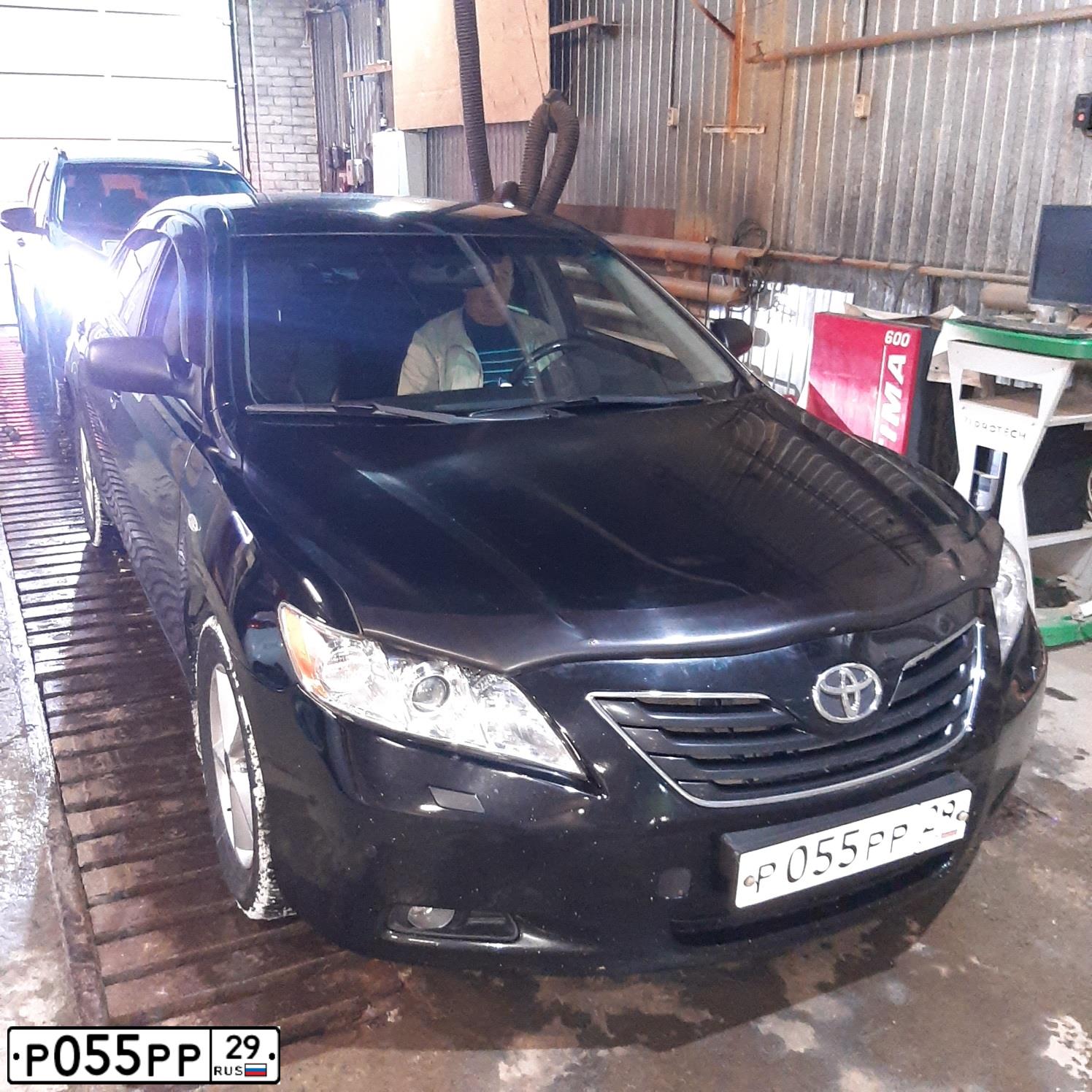 Фото автомобиля TOYOTA CAMRY, 2008 — госномер Р181СН29. Цвет: ЧЕРНЫЙ