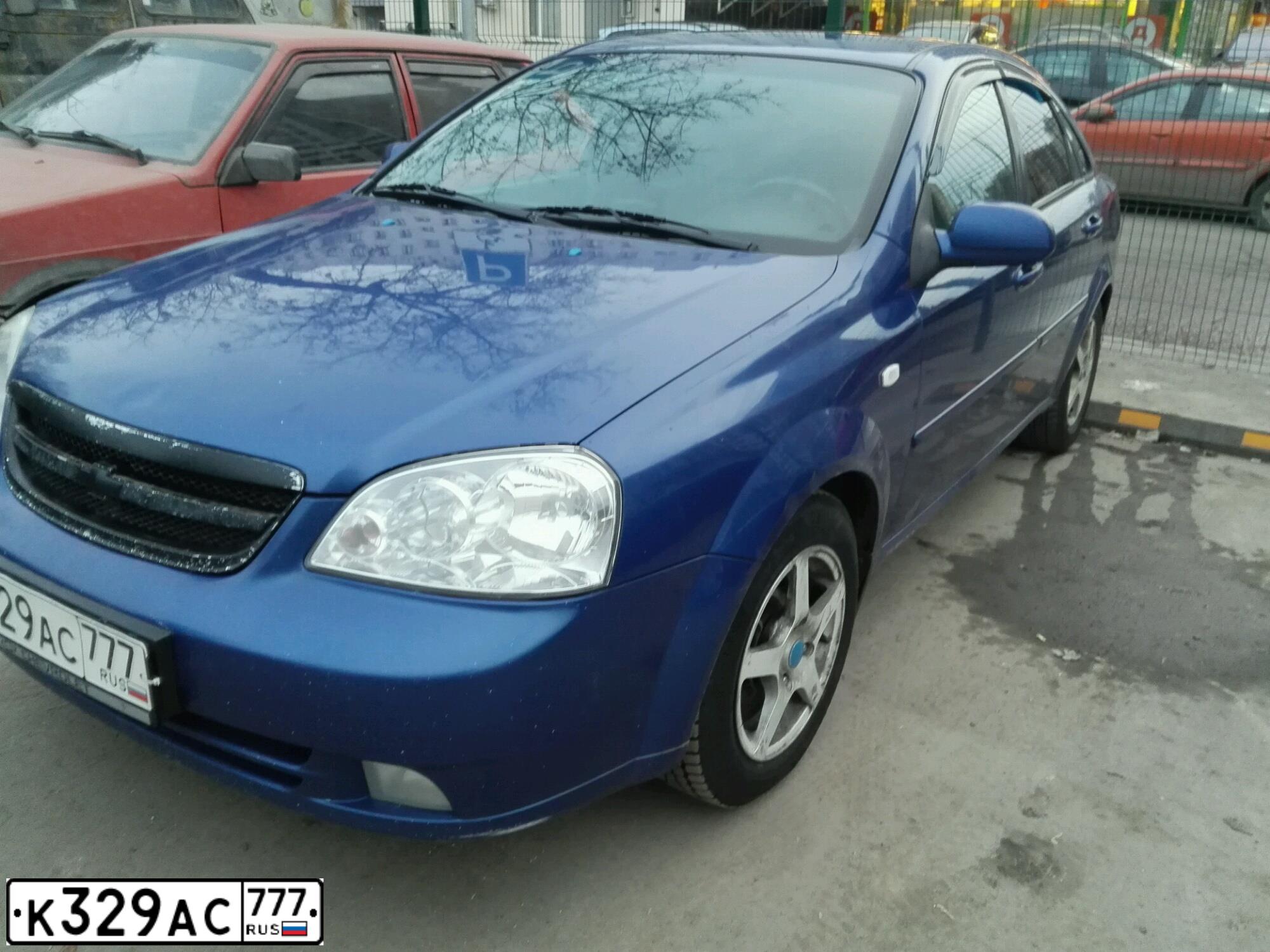 Фото автомобиля CHEVROLET LACETTI, 2008 — госномер К329АС777. Цвет: СИНИЙ