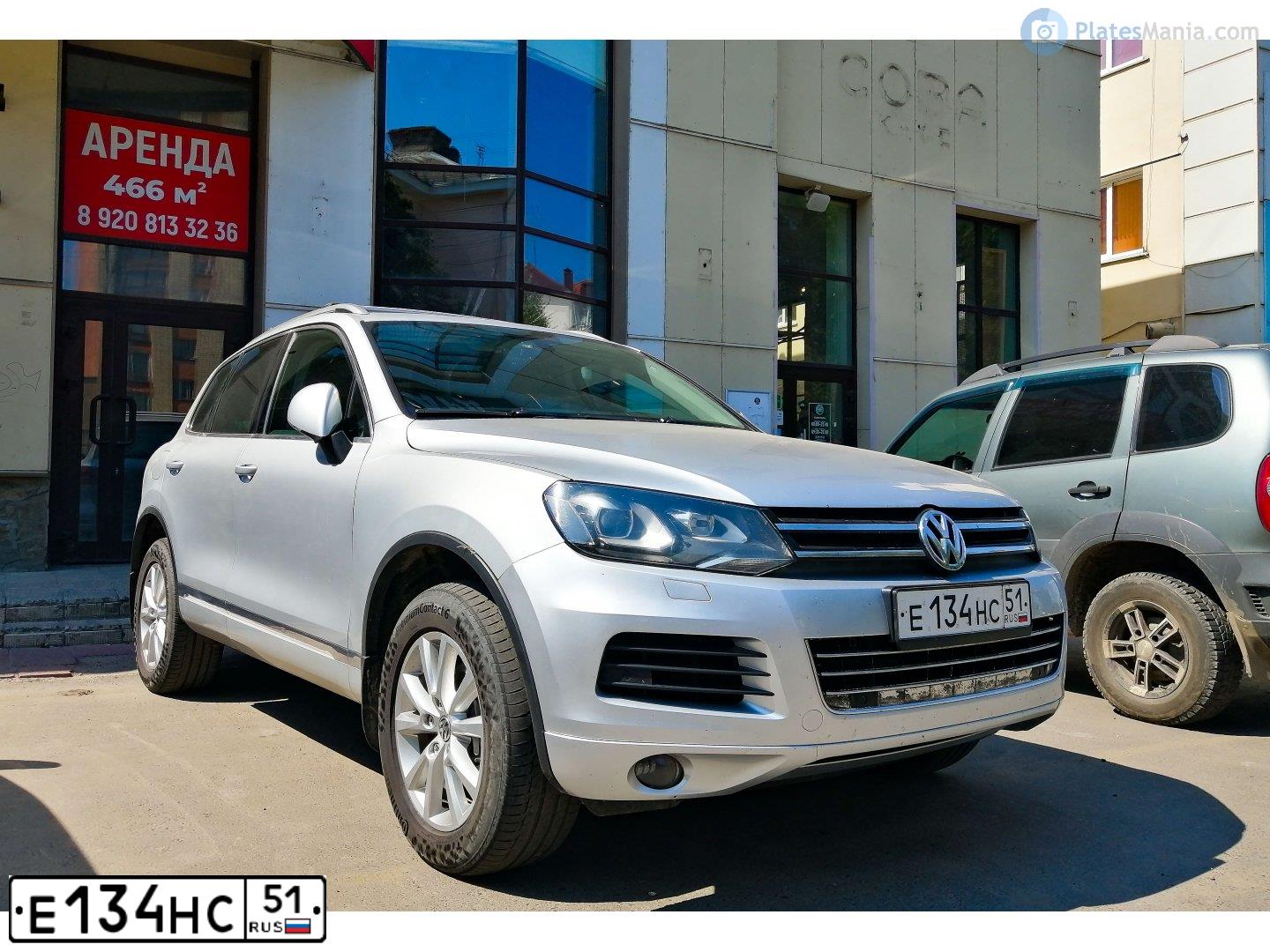 Фото автомобиля VOLKSWAGEN TOUAREG, 2013 — госномер Е134НС51. Цвет: Серебристый