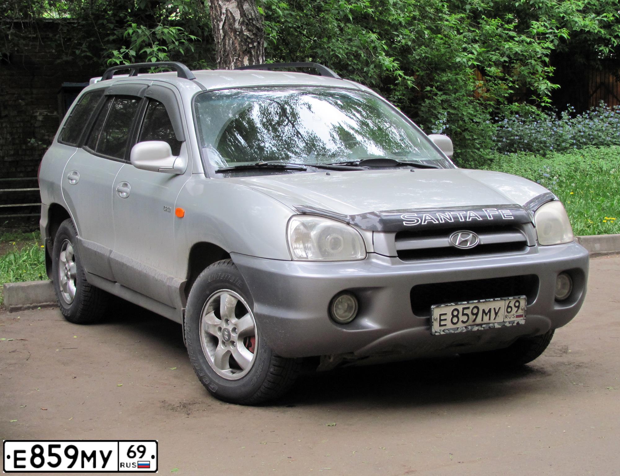 Фото автомобиля HYUNDAI SANTA FE, 2004 — госномер О826МО50. Цвет: СЕРЕБРИСТЫЙ