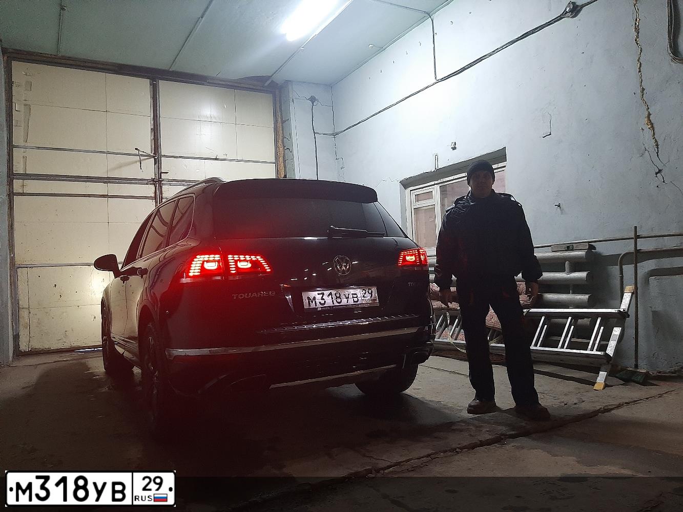 Фото автомобиля VOLKSWAGEN TOUAREG, 2016 — госномер С201ВВ977. Цвет: ЧЕРНЫЙ