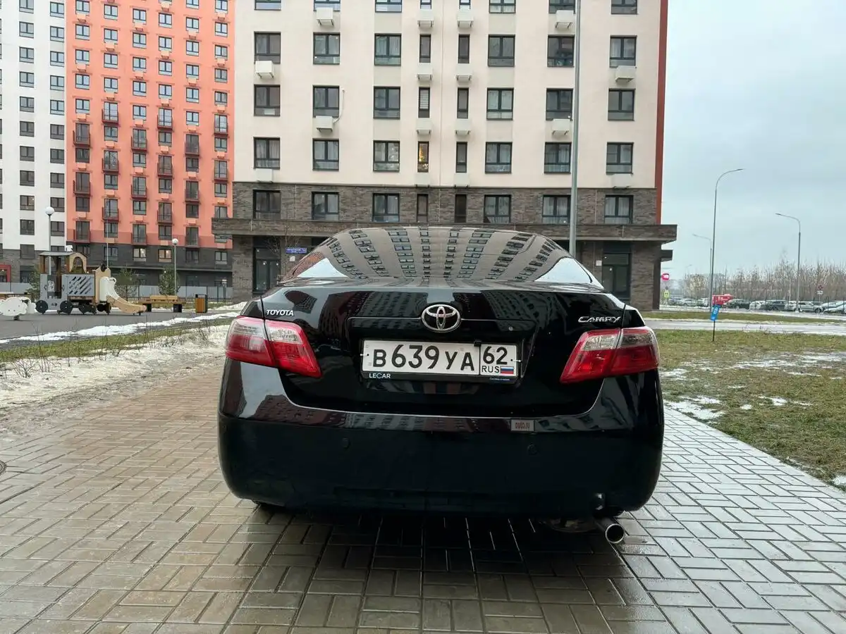 Фото автомобиля TOYOTA CAMRY, 2008 — госномер К818ВТ550. Цвет: ЧЕРНЫЙ