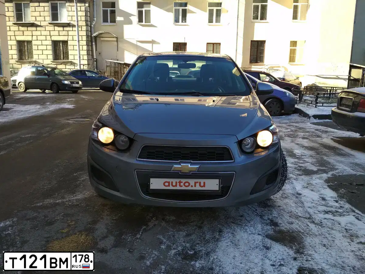 Фото автомобиля CHEVROLET AVEO, 2014 — госномер Т121ВМ178. Цвет: Белый