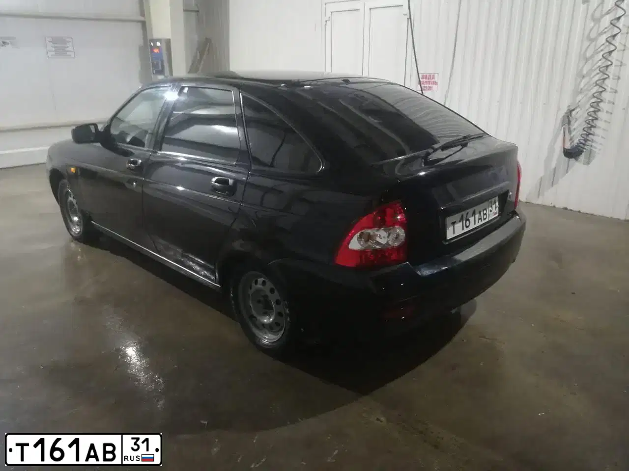 Фото автомобиля LADA 2172 PRIORA, 2010 — госномер Х749АТ31. Цвет: Темно-зеленый