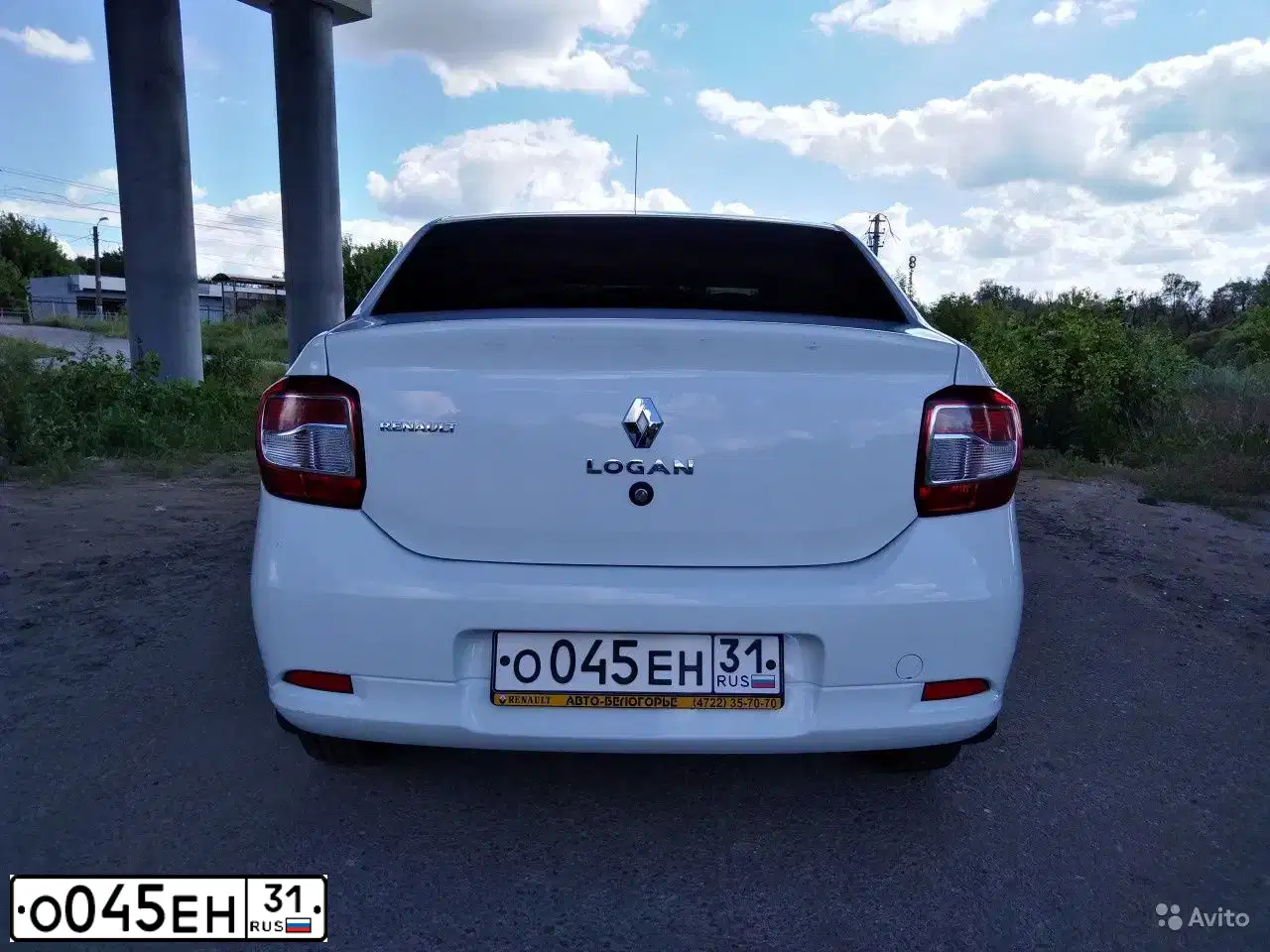 Фото автомобиля RENAULT LOGAN, 2015 — госномер О045ЕН31. Цвет: БЕЛЫЙ