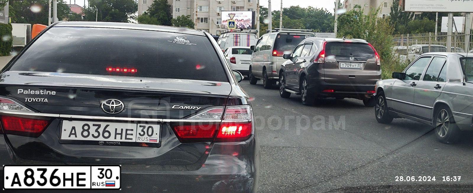 Фото автомобиля TOYOTA CAMRY, 2016 — госномер А836НЕ30. Цвет: ЧЕРНЫЙ МЕТАЛЛИК